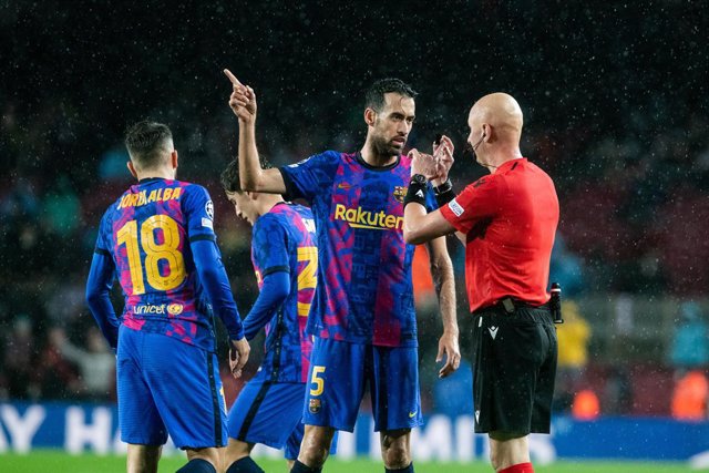 5 Sergio Busquets of FC Barcelona protest during the UEFA Champions League, football match played between FC Barcelona and Benfica at Camp Nou stadium on November 23, 2021, in Barcelona, Spain.