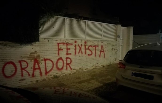 Una de las pintadas realizadas por el grupo en el domicilio del rector de la UAB.