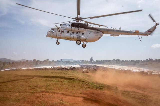 Un helicóptero de la ONU entrega ayuda y personal humanitario al campamento de desplazados internos de Rhoe.