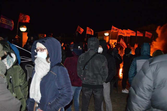 Trabajadores del matadero de pollos Seresse de Lleida han quemado neumáticos delante de las instalaciones.