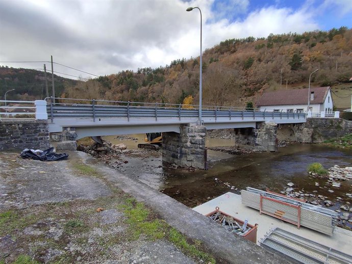 Imagen del puente de Ezcároz durante las obras de reparación.