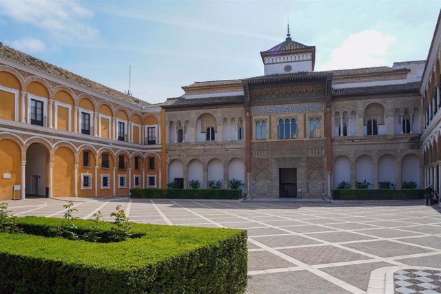 Archivo - Patio de la Montería del Alcázar de Sevilla, con las fachada del Palacio de Pedro I sobre la que se va a actuar.