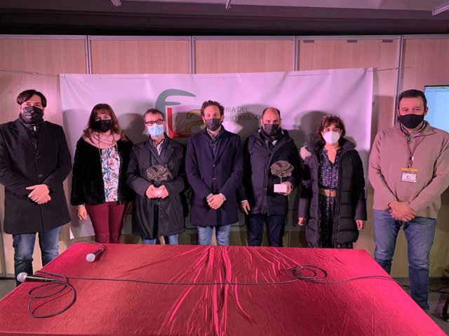 Foto de familia con los premiados en la XXVII edición de la Feria del Libro Aragonés.