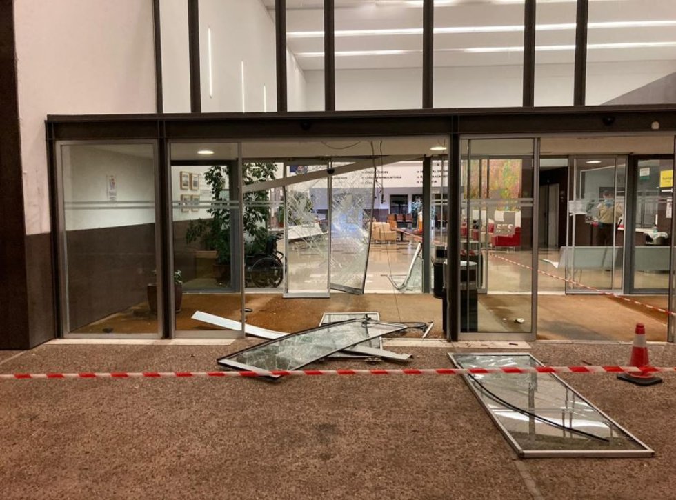 Destrozos en la fachada del Hospital Tierra de Barros