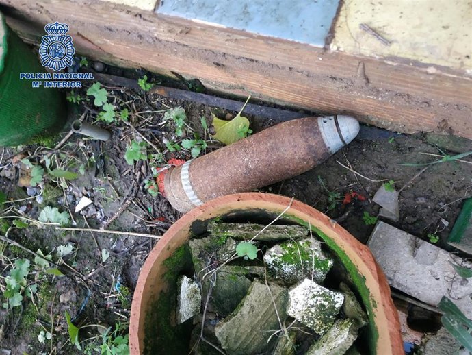 La Policía Nacional desactiva un proyectil granada de mortero, encontrado en un bajo de Valdegastea