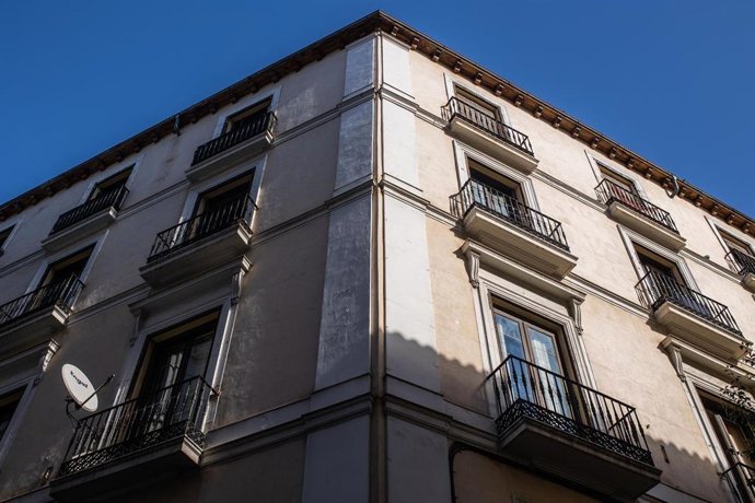 Archivo - Varios balcones del palacio de la Infanta Carlota, donde nueve familias han sido desahuciadas esta mañana, en la calle Luna 32 del barrio de Malasaña, a 3 de noviembre de 2021, en Madrid (España). Esta mañana nueve familias han abandonado el e