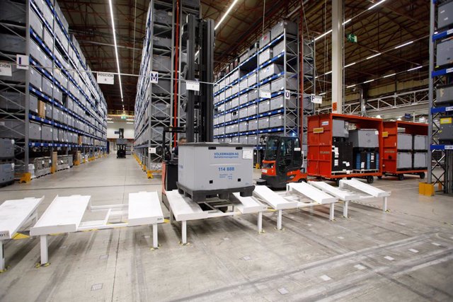 Archivo - Entrega de contenedores en la zona de transferencia, desde donde se inicia el proceso automático de suministro.