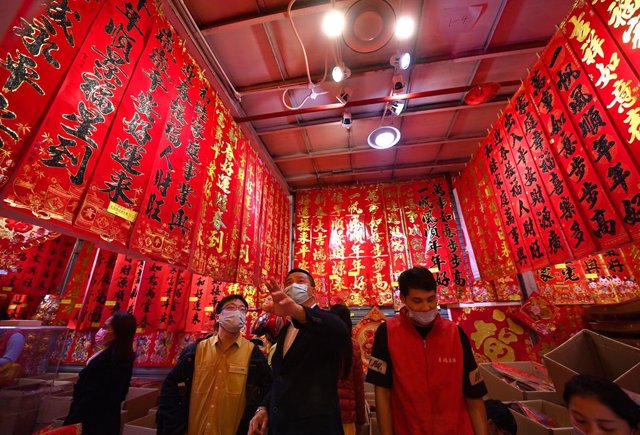 Archivo - Mercado en la ciudad de Haikou al sur de China, pocas semanas antes del Año Nuevo chino.