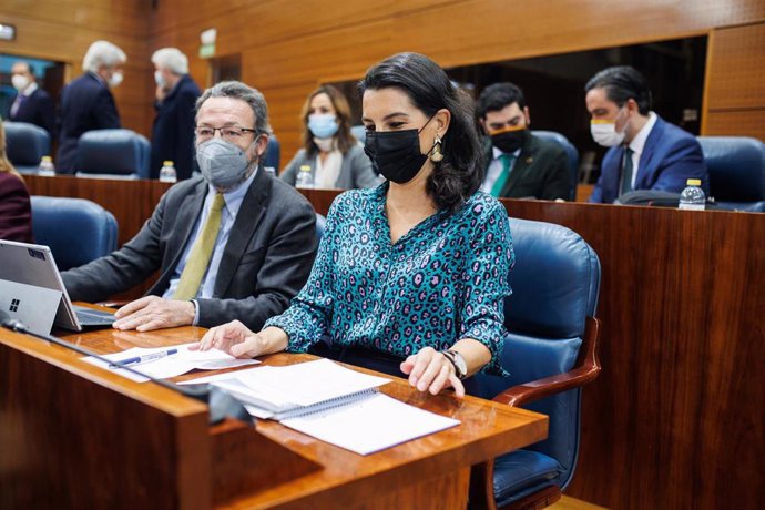 La portavoz de Vox, Rocío Monasterio, en una sesión plenaria en la Asamblea de Madrid, a 9 de diciembre de 2021, en Madrid, (España). Durante el pleno se ha aprobado la mayor bajada del IRPF de la región, que reducirá 0,5 puntos cada uno de los tramos a