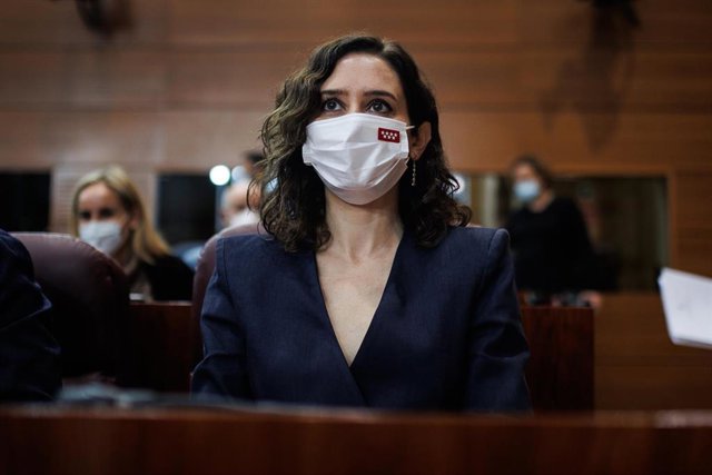 Ayuso, a la izquierda: "No vamos a derogar ninguna ley LGTBI. Dejen de colectivizar a homosexuales y transexuales" La presidenta de la Comunidad de Madrid, Isabel Diaz Ayuso, en una sesión plenaria en la Asamblea de Madrid, a 9 de diciembre de 2021, en Madrid, (España). Durante el pleno se ha aprobado la mayor bajada del IRPF de la región, que reducirá 0,5 puntos cada