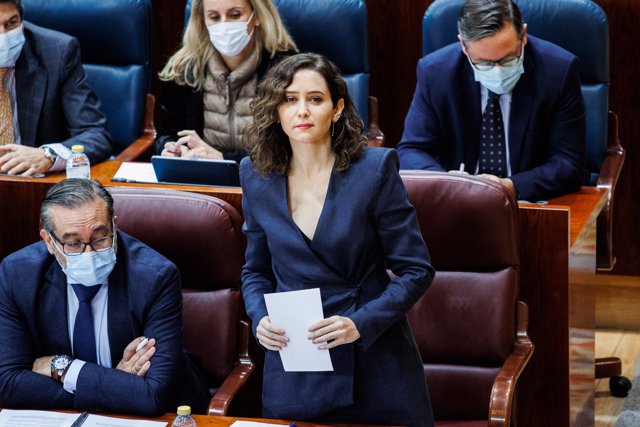 La presidenta de la Comunidad de Madrid, Isabel Díaz Ayuso, interviene en una sesión plenaria en la Asamblea de Madrid, a 9 de diciembre de 2021