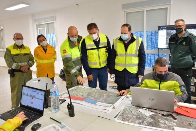 El secretario general de Medio Ambiente, Agua y Cambio Climático de la Junta de Andalucía, Sergio Arjona, se ha desplazado al PMA para conocer los pormenores de la extinción del incendio de Gualchos (Granada).