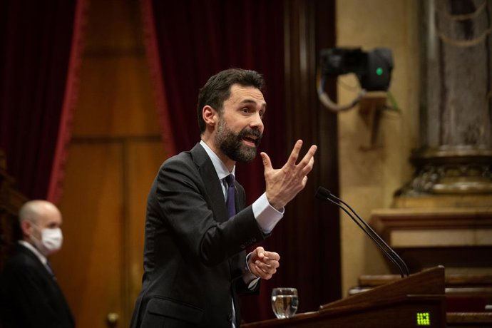 El conseller de Empresa de la Generalitat, Roger Torrent, interviene durante una sesión plenaria en el Parlament de Catalunya, a 30 de noviembre de 2021, en Barcelona, Catalunya (España).