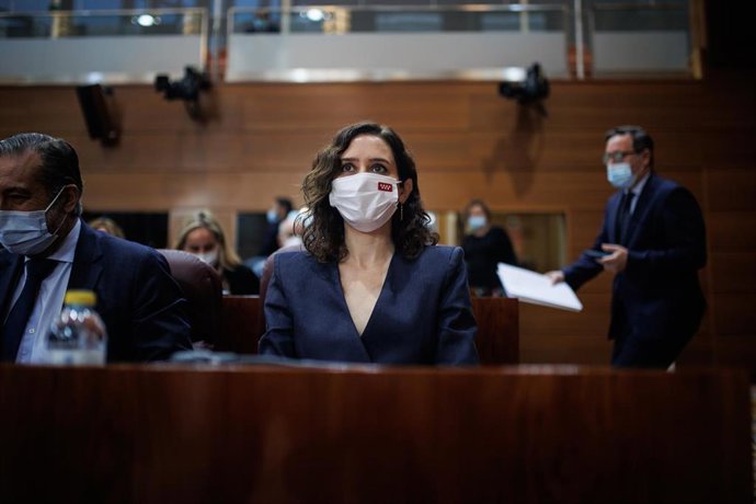 La presidenta de la Comunidad de Madrid, Isabel Diaz Ayuso, en una sesión plenaria en la Asamblea de Madrid, a 9 de diciembre de 2021, en Madrid, (España). Durante el pleno se ha aprobado la mayor bajada del IRPF de la región, que reducirá 0,5 puntos ca