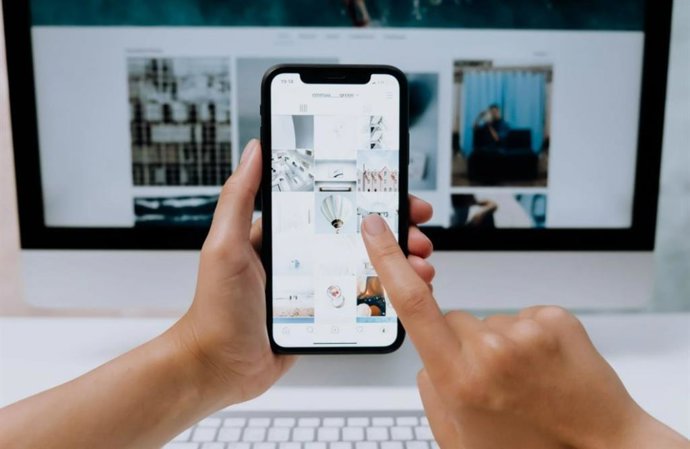 Un usuario de Instagram navegando por el 'feed' de su perfil