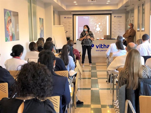 María José Basanta, directora corporativa de Experiencia Paciente de Vithas presentando los talleres en Vithas Madrid La Milagrosa.