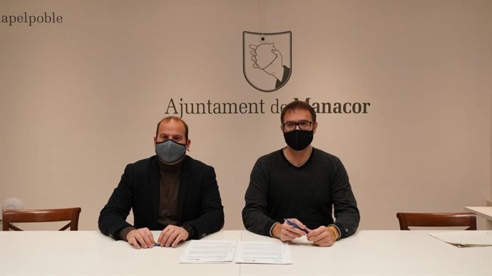 El conseller de Medio Ambiente y Territorio, Miquel Mir, y el alcalde de Manacor, Miquel Oliver, durante la firma del protocolo.