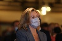 La portavoz del PP arropa a Cospedal en su comparecencia ante la comisión Kitchen del Congreso