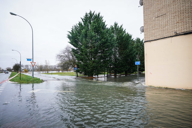 Una vía del barrio de Asteguieta totalmente inundada, a 9 de diciembre de 2021, en Vitoria, Álava