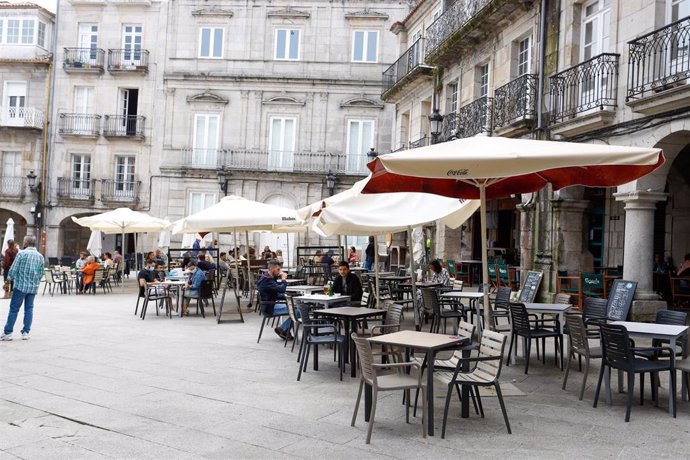 Archivo - Una terraza de Vigo, a 26 de junio de 2021, en Pontevedra, Galicia (España). Galicia continúa su desescalada frente a la pandemia, con una ampliación generalizada de los aforos en espacios y eventos. En el caso del interior de bares y cafeterí