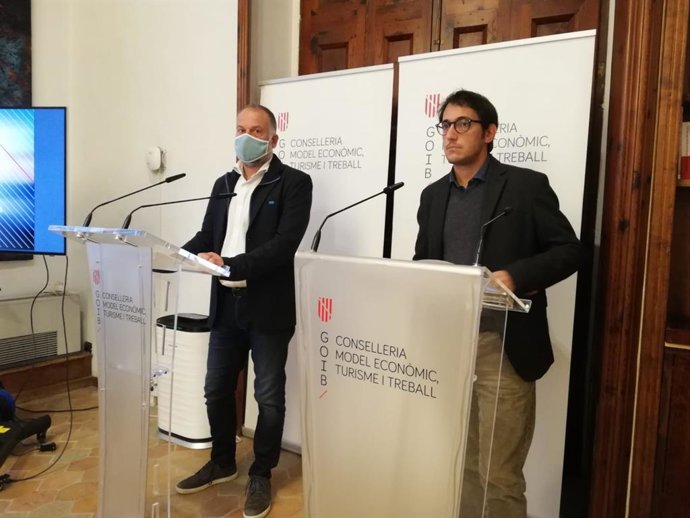 El director general de Modelo Económico y Empleo, Lloren Pou, y el conseller de Modelo Económico, Turismo y Trabajo, Iago Negueruela, en una rueda de prensa en la Conselleria.