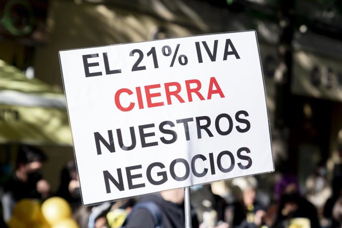 Archivo - Una pancarta durante la concentración por la bajada del IVA a la imagen personal ante la sede del PSOE, a 25 de octubre de 2021, en Madrid, (España). La Alianza empresarial por la bajada del IVA a la imagen personal intensifica su protesta y r