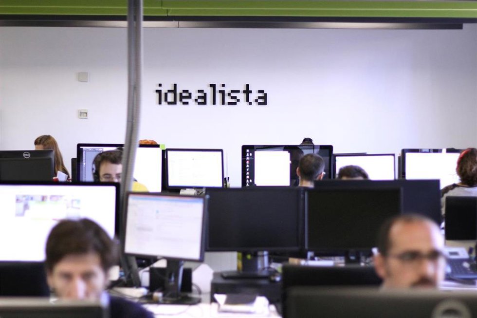 Archivo - Trabajadores de la empresa Idealista colocados en sus puestos de trabajo, en Madrid, (España).