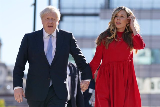 Archivo - 06 October 2021, United Kingdom, Manchester: UK Prime Minister Boris Johnson (L) arrives with his wife Carrie to deliver his keynote speech to the Conservative Party Conference. Photo: Jacob King/PA Wire/dpa