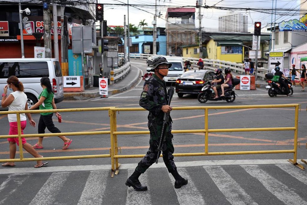 Archivo - Un militar en un puesto de control en Manila durante la pandemia de coronavirus.