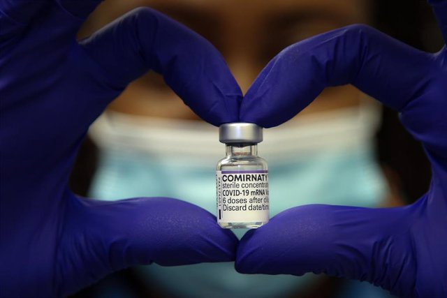 United Kingdom, London: A health worker holds a vial containing Pfizer/BioNTech COVID-19 booster vaccine. 