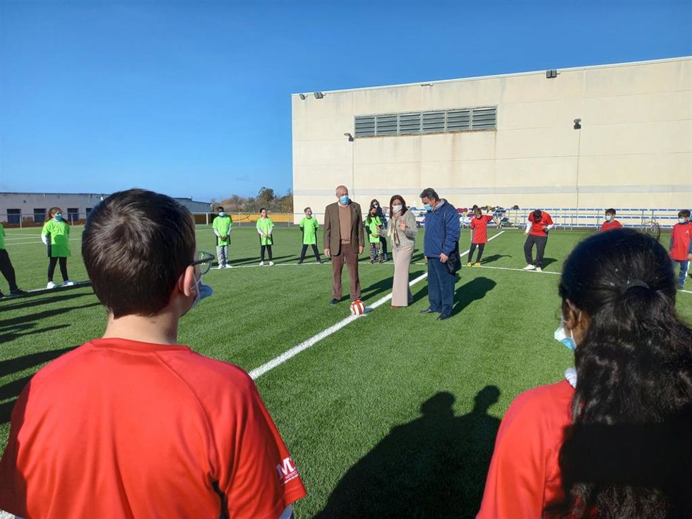 Campo de fútbol de cesped artificial en Lucena del Puerto.