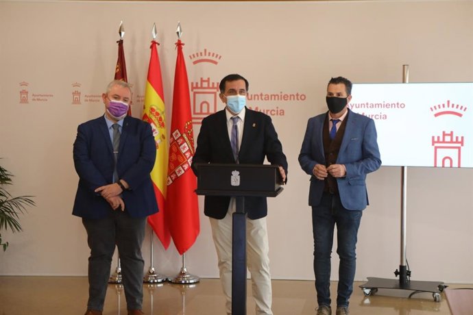 El alcalde José Antonio Serrano se dirige a los medios para presentar el rpoyecto