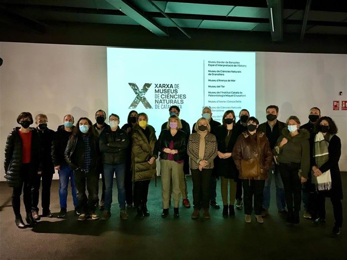 La consellera de Cultura, Natlia Garriga;  la directora general de la secretaria de Patrimonio de la Conselleria, Elsa Ibar, y los directores y titulares de los principales museos de ciencias naturales de Catalunya