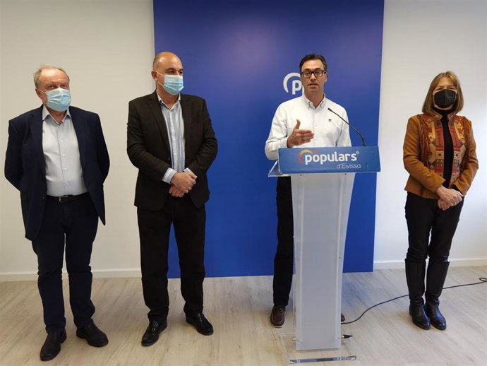 El portavoz del PP en el Parlament, Toni Costa, durante la rueda de prensa en Ibiza.