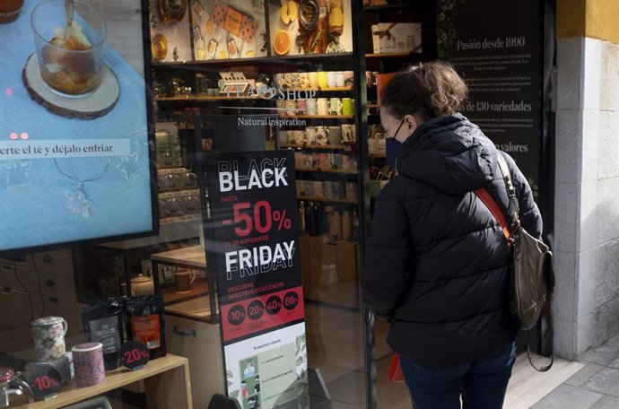 Un cartel publicitario anuncia rebajas con motivo del Black Friday,