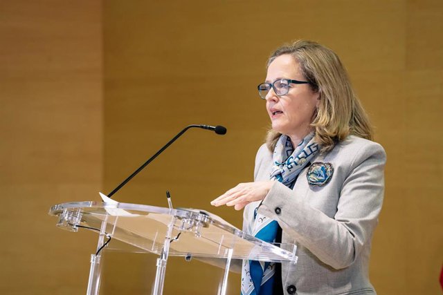 La vicepresidenta primera del Gobierno y ministra de Asuntos Económicos y Transformación Digital, Nadia Calviño, ofrece una rueda de prensa en el Ministerio de Economía, a 2 de diciembre de 2021, en Madrid (España).