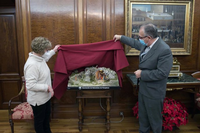 El Belén en el despacho de Enrique Maya.