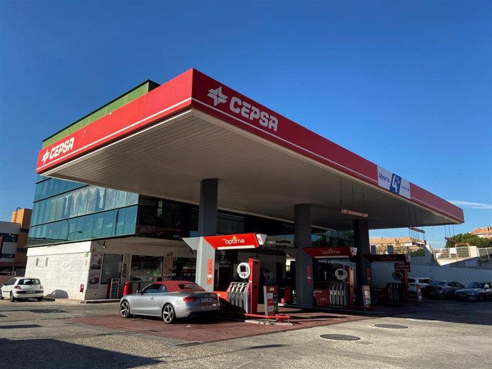 Archivo - Gasolinera Cepsa desde el exterior, donde pueden verse algunos vehículos repostando combustible, en Madrid a 9 de enero de 2020