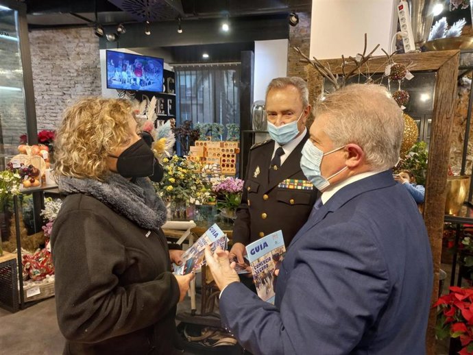 El delegado del Gobierno, José Vélez, y el jefe Superior de la Policía Nacional, Alfonso Navarro, informan sobre el Plan de Comercio Seguro a la propietaria de una floristería del centro de Murcia