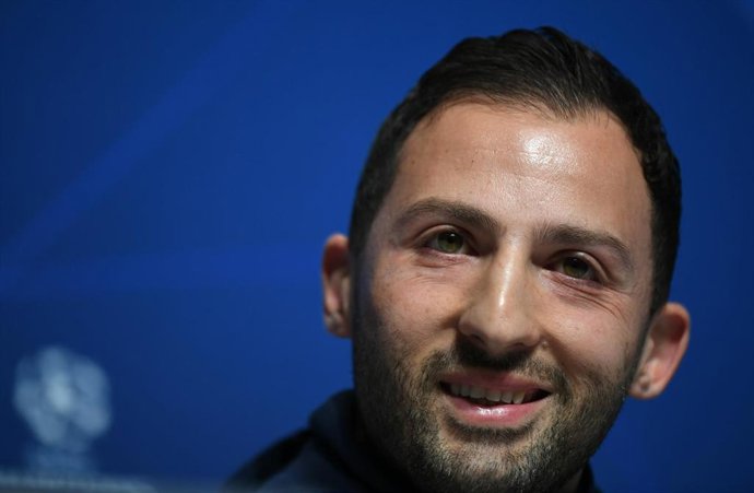 Archivo - FILED - 11 March 2019, United Kingdom, Manchester: Domenico Tedesco, then coach of Schalke, speaks at a press conference before UEFAChampions League Round of 16 second leg soccer match between Manchester City and FC Schalke. Former Schalke bo