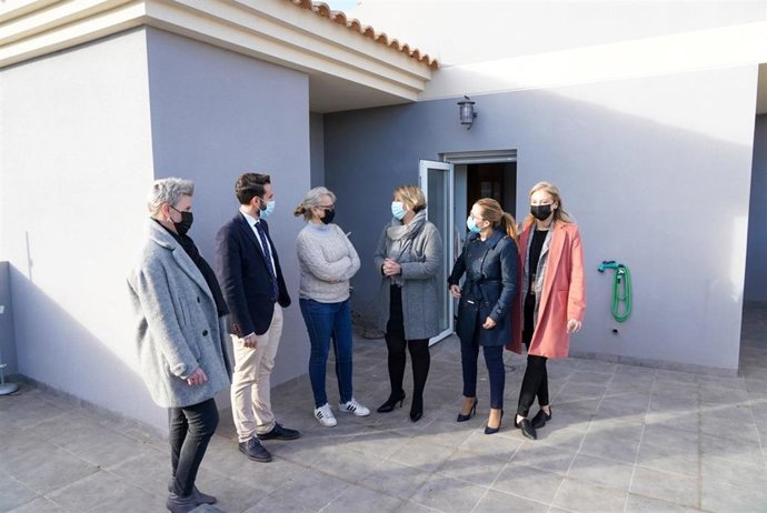 El director general de Vivienda, José Francisco Lajara, la alcaldesa de Cartagena, Noelia Arroyo, y la vicealcaldesa de Cartagena, Ana Belén Castejón, durante su visita a una promoción de viviendas en Pozo Estrecho beneficiada por las ayudas regionales