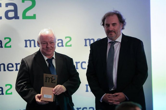 Archivo - El director ejectuvo de FEDEA, Ángel de la Fuente, a la izquierda, recibe un premio