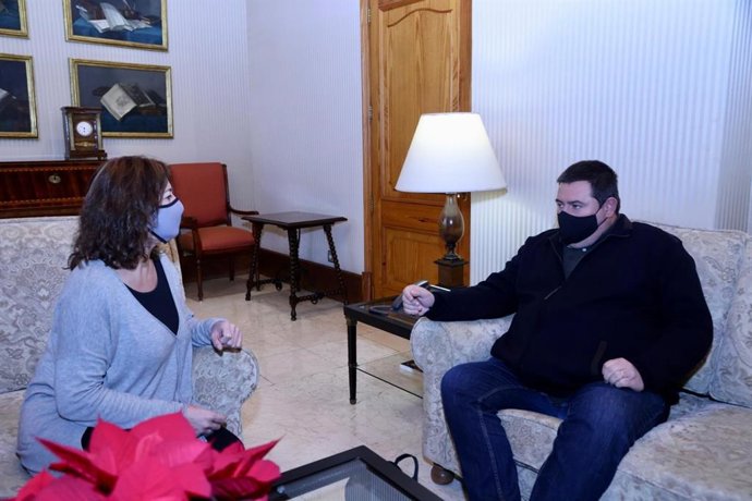 La presidenta del Govern, Francina Armengol, y el alcalde de Sant Lloren des Cardassar, Pep Jaume Umbert.
