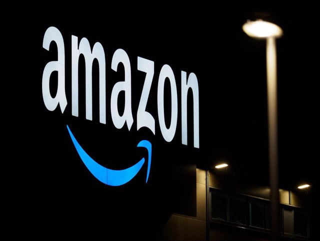 Archivo - FILED - 17 December 2020, Brandenburg, Schoenefeld/Ot Kiekebusch: The Amazon logo is seen on the facade of a sorting centre. The Italian Competition Authority (AGCM) on Thursday fined Amazon more than a billion euros for abusing its dominant mar
