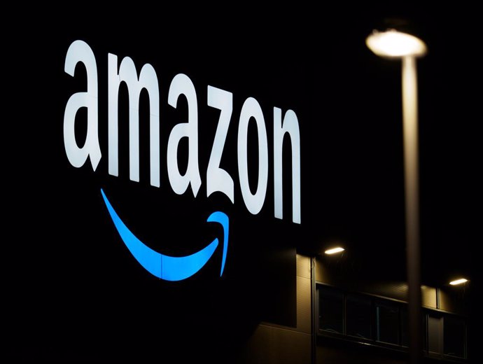Archivo - FILED - 17 December 2020, Brandenburg, Schoenefeld/Ot Kiekebusch: The Amazon logo is seen on the facade of a sorting centre. The Italian Competition Authority (AGCM) onThursday fined Amazon more than a billion euros for abusing its dominant m