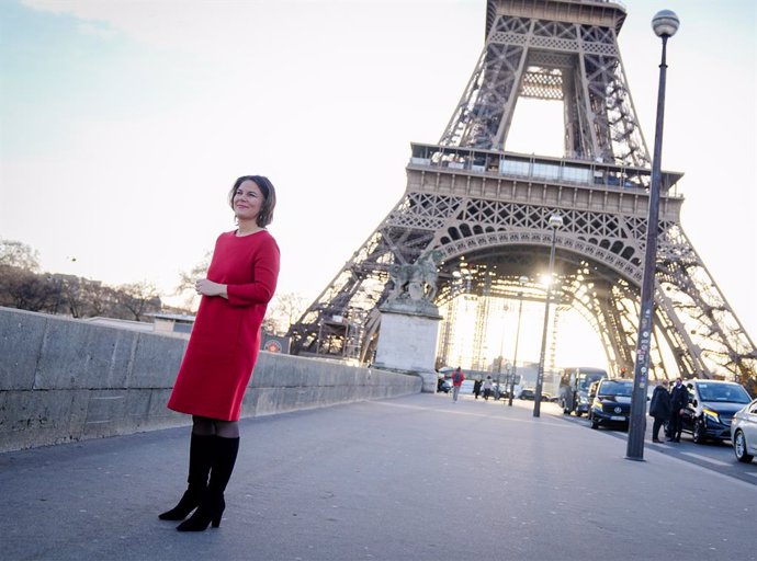 09 December 2021, France, Paris: Annalena Baerbock, German Foreign Minister, stands in front of the Eiffel Tower after a meeting with her French counterpart Jean-Yves Le Drian. Photo: Kay Nietfeld/dpa