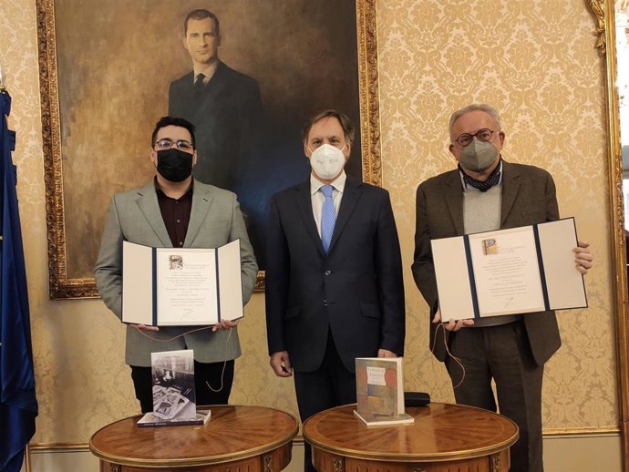 Los escritores Xavier Carbonell (i) y José Teruel Benavente (d) junto al alcalde de Salamanca, Carlos García Carbayo (c), en la entrega de los premios.