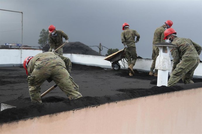 Archivo - Militares del Ejército de Tierra limpian la ceniza de los tejados de las viviendas en La Palma. 