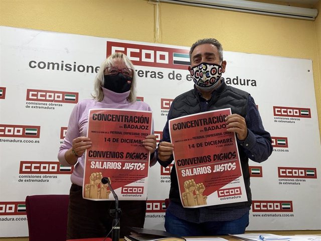 La secretaria regional de CCOO Extremadura, Encarna Chacón, acompañada del secretario de Acción Sindical, Alberto Franco, presenta una concentración contra el bloqueo de los convenios colectivos