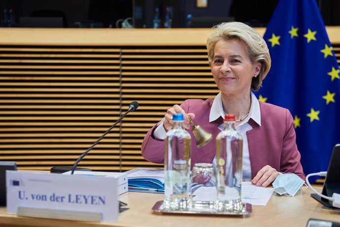 HANDOUT - 08 December 2021, Belgium, Brussels: European Commission President Ursula von der Leyen rings the bell to start the College of Commissioners meeting in Brussels. Photo: Dati Bendo/European Commission/dpa - ATTENTION: editorial use only and onl